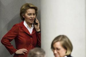EU-Commissievoorzitter Ursula von der Leyen aan de telefoon in 2018, toen ze nog minister van Defensie was. beeld EPA, Clemens Bilan
