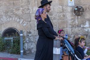 „Het verbond kent een betere (hemelse) versie. Niettemin sloot God het met „het huis van Israël en het huis van Juda” (Hebreeën 8:9). Oudtestamentischer kan het niet gezegd worden.” Foto: orthodox-Joods gezin in Jeruzalem. beeld iStock