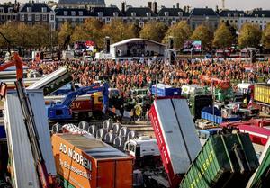 Bouwvoertuigen op Malieveld in Den Haag voor het bouwersprotest Grond in Verzet op 30 oktober vorig jaar.