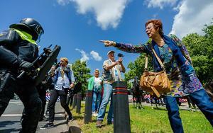 Een demonstrant tijdens een verboden demonstratie van Viruswaanzin op het Malieveld die is gericht op de coronamaatregelen van het kabinet. beeld ANP