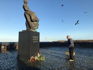 Een man bij het vissersmonument in Urk. beeld RD