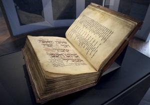 Het Amsterdams Machzor, een kostbaar Joods gebedenboek uit de dertiende eeuw, wordt binnenkort naar een museum in Keulen overgebracht. beeld DPA, Oliver Berg