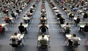 „Misschien kan het niet doorgaan van een cse ons helpen om eens heel anders naar het examen te kijken.” Foto: eindexamen in 2018 in sporthal Dongewijk in Tilburg. beeld ANP, Bas Czerwinski