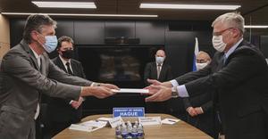 Overhandiging van de schuldbelijdenis aan de Israëlische ambassadeur Naor Gilon (rechts) en opperrabijn Binyomin Jacobs (achter Gilon). Links dr. H. J. Schouten en ds. C. P. de Boer. Ds. D. J. Diepenbroek kijkt toe. beeld Ambassade Israël
