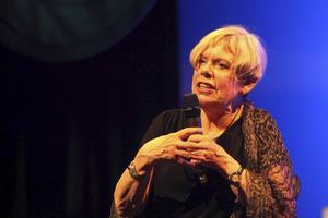 Karen Armstrong: „Wetenschap en heilige geschriften verschillen (...) van elkaar als dag en nacht, en de toepassing van de disciplines van de een op de ander kan tot grote verwarring leiden.” beeld Wikimedia