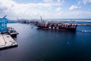 Containerschip MSC Gulsun in de haven van Rotterdam. beeld ANP