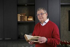 Steef Post met "Het gekrookte riet" van Smijtegelt. beeld Sjaak Verboom