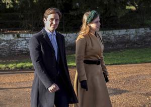 Prinses Beatrice met haar verloofde op weg naar de kerk in Sandringham op eerste kerstdag. beeld EPA