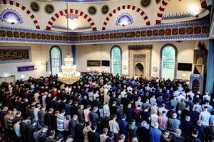 „Met hun strikte opvattingen kleuren moslims voor veel Nederlanders het woord ”orthodoxie”. Dat wordt steeds meer synoniem met fanatiek, onverdraagzaam en soms zelfs terroristisch. Af en toe worden die etiketten ook geplakt op orthodoxe christenen. Dat is schadelijk.” Foto: Mevlana Moskee in Rotterdam. beeld ANP, Robin Utrecht