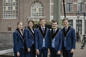 Het bestuur van de reformatorische studentenvereniging Depositum Custodi die donderdag haar 34e dies natalis vierde. Van links naar rechts: vice-abactis Teunie Rouwendal, abactis Suzanne Cromwijk, preses Arco de Baat, fiscus Niels-Jan Wisse, en assessor Arthur Polder. beeld Anna-Louise Heetebrij