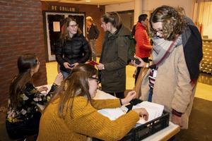 Jongeren melden zich aan voor de kerstconferentie van de HGJB op bungalowpark Pagedal in het Groningse Stadskanaal. beeld Huisman Media