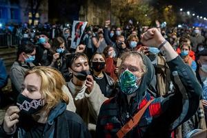 Protesten in Polen tegen de strengere abortusregels, donderdagavond. beeld AFP, Wojtek RADWANSKI