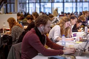 Toske Andreoli pleit voor meer sociale cohesie op de universiteit. „In een groep valt het op als iemand zich terugtrekt en hulp nodig heeft.” Foto: studeren op Tilburg University. beeld Hollandse Hoogte, Dolph Cantrijn