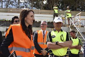 De Nieuw-Zeelandse premier Jacinda Ardern (l.) geniet grote populariteit. Zaterdag kiest de bevolking een nieuw parlement. beeld EPA, Ben McKay