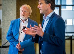 Jaap van Dissel van het RIVM (l.) en Arjan Stegeman (r.) van de Universiteit Utrecht, maandag in de Tweede Kamer. beeld ANP, Lex van Lieshout