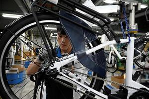 Een medewerker van een fietsfabriek in Taiwan. beeld AFP