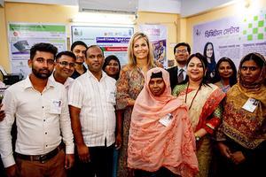 Op de eerste dag van haar VN-werkbezoek aan Bangladesh werkte Máxima in iets meer dan twaalf uur non-stop haar programma af. beeld ANP