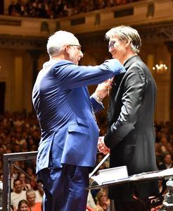 Musicus Marco den Toom is zaterdagavond in het Concertgebouw in Amsterdam door burgemeester Renkema van Nijkerk benoemd tot ridder in de Orde van Oranje-Nassau. beeld Arno Lambregtse