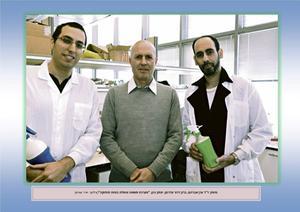 De chemici Eran Avraham (l.) en Izaak Cohen (r.) van de Bar-Ilan University in Tel Aviv ontwikkelden een techniek om uit kraanwater een sterk ontsmettingsmiddel te maken. Midden: Barak Dror Wanderman die het product aan de man zal brengen. beeld BIRAD, Yair Sagi