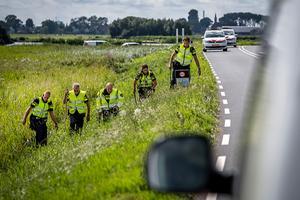 Politie doet onderzoek in de berm op de plek waar een meisje van 14 jaar uit Marken is gevonden langs de dijk tussen Monnickendam en Marken. beeld ANP