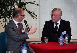 Prof. dr. Maarten Wisse (l.) in gesprek met ds. A. Schot. beeld Martin Droog