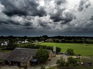 Agrariërs die willen doorgaan met hun boerderij, krijgen van het kabinet steun voor de bouw van moderne stallen waaruit minder stikstof ontsnapt. Foto: een boerderij in de buurt van Mierlo, in het zuidoosten van Brabant. beeld ANP, Rob Engelaar