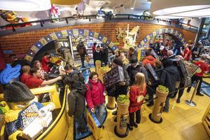 Drukte voor de kassa, kort na de opening van de nieuwe LEGO-winkel aan de Kalverstraat in Amsterdam. beeld LEGO