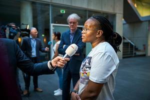 Gedupeerde ouders staan de pers te woord na een gesprek met minister Wopke Hoekstra. beeld ANP