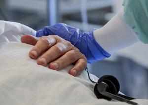 Zo’n veertig mensen volgden afgelopen weken online een NPV-cursus over palliatieve zorg aan stervende coronapatiënten.  beeld EPA, ​Stephanie Lecocq