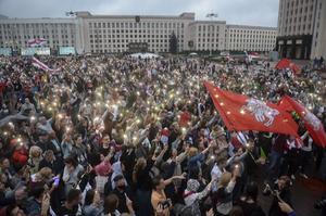 De Wit-Russische oppositie demonsteerde woensdag in hoofdstad Minsk opnieuw tegen de uitkomst van de verkiezingen. beeld EPA, Yauhen Yerchak
