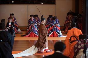 De Japanse keizer Naruhito tijdens de inhuldigingsplechtigheid. beeld EPA