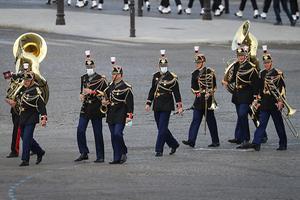 Leden van het orkest van de Garde Republicaine arriveren op Place de la Concorde, het 'Eendrachtsplein'. beeld AFP