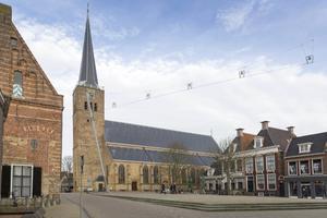 „De Gereformeerde Kerk van de Republiek ging uit van één nationale kerk, die opgebouwd was uit gewestelijke of provinciale kerken, die weer opgebouwd waren uit classicale kerken, en die uiteindelijk uit plaatselijke kerken.” Foto: Martinikerk in Franeker. beeld RD, Sjaak Verboom