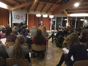 Ds. H. Korving opende vrijdag het Bijbelstudieweekend van het LCJ in Wijk aan Zee. Thema van het weekend is: “Leven als christen”. beeld RD