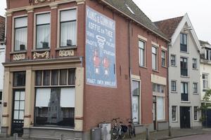 De oude reclame van koffiemerk Kanis en Gunnink in het centrum van Kampen vertelt het verhaal van een succesvol bedrijf. beeld RD, Anton Dommerholt