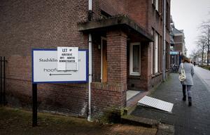 Een bord voor de deur van de abortuskliniek in Utrecht waarschuwt voor „agressieve antiabortusdemonstranten.” beeld ANP, Robin van Lonkhuijsen