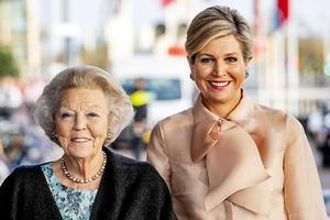Koningin Máxima en prinses Beatrix maandagmiddag in Amsterdam. beeld ANP