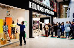 In maart opende warenhuis Hudson's Bay nog een nieuwe vestiging in Utrecht. Zaterdag werd bekend dat de Canadese keten eind 2019 de deuren sluit in Nederland. beeld ANP, Robin van Lonkhuijsen
