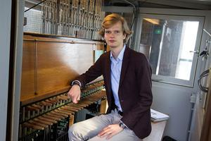 Bob van der Linde achter het klavier van de beiaard van de Eusebiuskerk in Arnhem. beeld RD, Anton Dommerholt