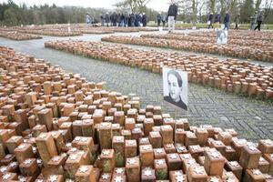 Kerkleden gebruikten tijdens de Duitse bezetting Romeinen 13 om hun passieve houding te rechtvaardigen. Foto: herdenkingsmonument in kamp Westerbork. beeld RD