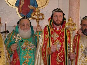 Aartsbisschop Polycarpus (tweede van rechts) schreef zaterdag een brief met de mededeling dat de drie Syrisch-orthodoxe kerken in Enschede twee weken dichtblijven, in verband met vier gevallen van corona in de gemeenschap. beeld ANP