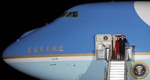 De Amerikaanse president Donald Trump (r.) arriveerde dinsdagavond met zijn vrouw Melania in Londen voor de NAVO-top. beeld AFP, Adrian Dennis