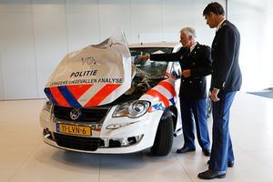 Voorafgaand aan een conferentie over geweld tegen hulpverleners in 2017 laat de politiecommissaris een door vuurwerk beschadigde testauto zien. beeld ANP
