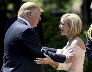 De Amerikaanse president Donald Trump met Paula White in de tuin van het Witte Huis in Washington, mei 2019. beeld AFP, Brendan Smialowski
