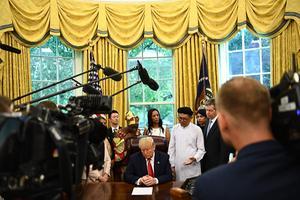 Trump ontmoet slachtoffers van religieuze vervolging. beeld AFP