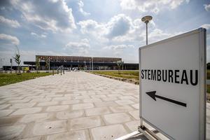Verontwaardiging neem je niet weg door verlaging van de stemrechtleeftijd. Foto: de nieuwe terminal van vliegveld Lelystad Airport diende tijdens de Europese verkiezingen als stembureau. beeld ANP, Jeroen Jumelet