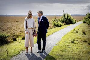 Koning Willem-Alexander en koningin Máxima op het Dwingelderveld. Het natuurgebied was een van de stops tijdens het streekbezoek van het koningspaar aan Zuidwest-Drenthe. beeld ANP, Robin Utrecht