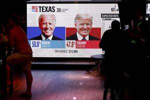 Amerikanen volgden dinsdagnacht in San Diego het verloop van de presidentsverkiezingen. beeld Reuters, Mike Blake