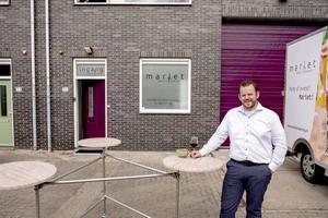 Jaap Herweijer van Mariet Party’s & Events ontwikkelde een anderhalve meter statafel. „Het gaat langere tijd duren voordat de omzet terug is op het oude niveau.” beeld Dirk Hol