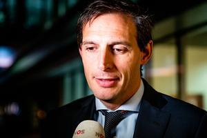 De minister van Financiën staat de media te woord. beeld ANP